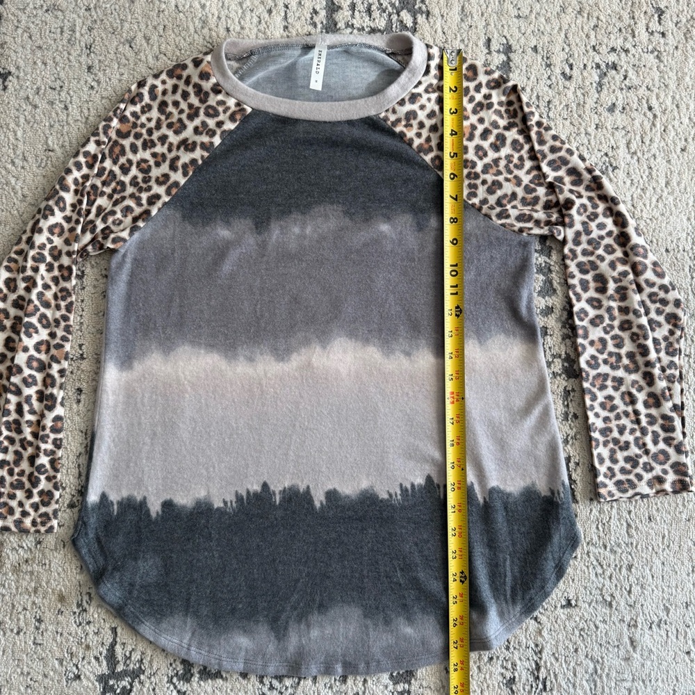 NWOT-Emerald Brand Leopard Sleeve Gray Ombre Raglan Top - Women Sz M - Picture 7 of 10